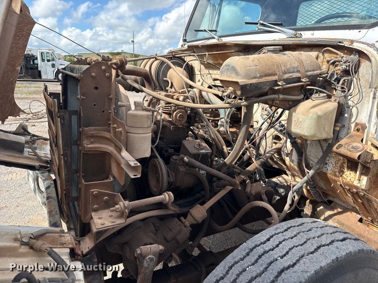 image for item ET6487 1981 International Harvester 1854 flatbed truck
