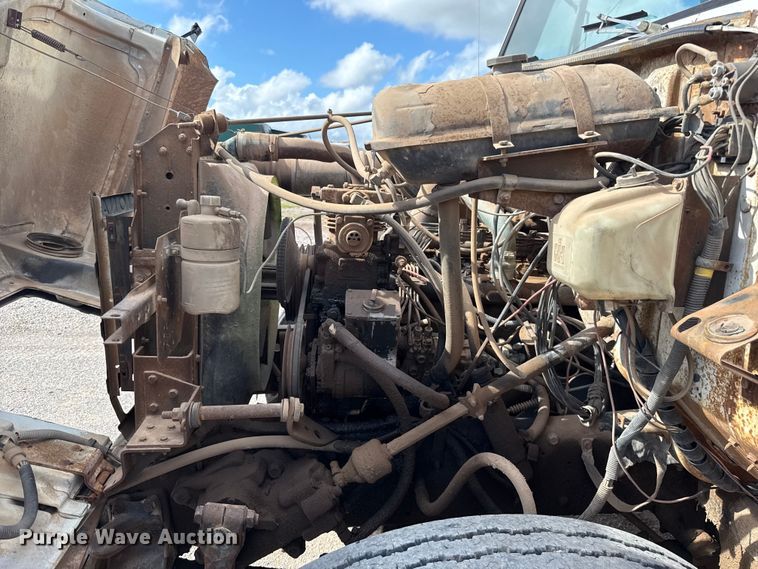 image for item ET6487 1981 International Harvester 1854 flatbed truck