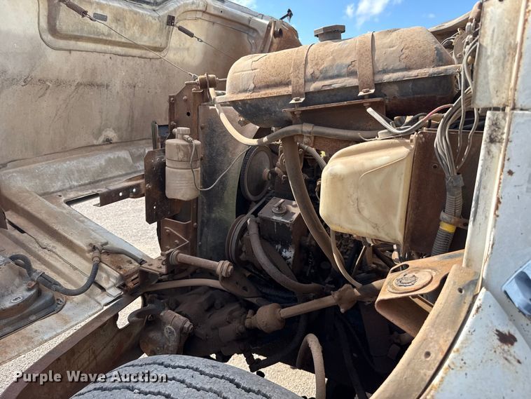 image for item ET6487 1981 International Harvester 1854 flatbed truck