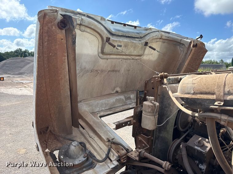 image for item ET6487 1981 International Harvester 1854 flatbed truck