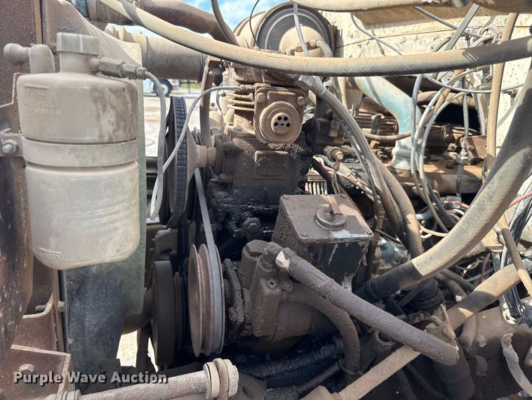 image for item ET6487 1981 International Harvester 1854 flatbed truck