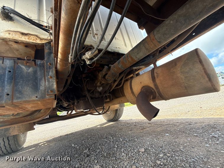 image for item ET6487 1981 International Harvester 1854 flatbed truck