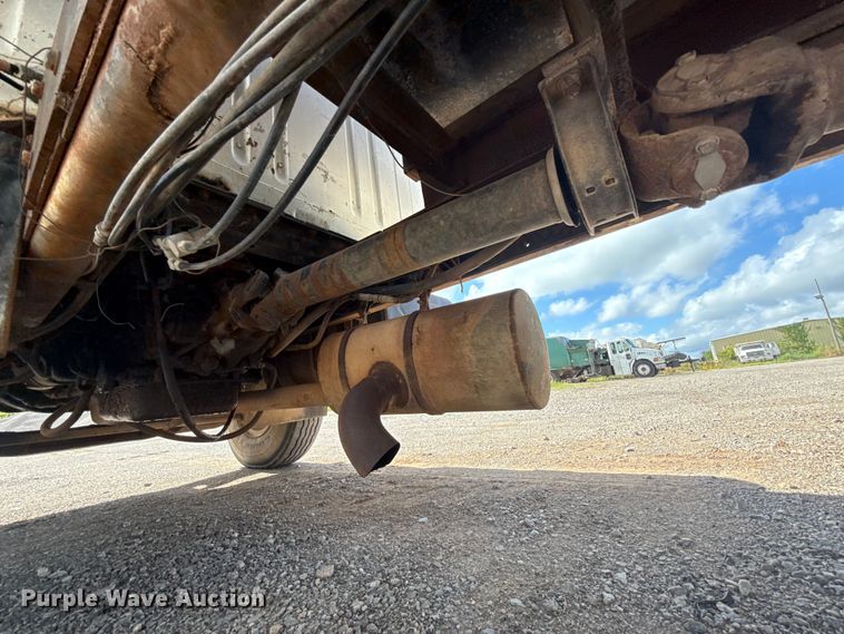 image for item ET6487 1981 International Harvester 1854 flatbed truck