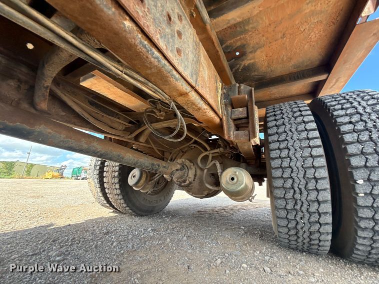 image for item ET6487 1981 International Harvester 1854 flatbed truck