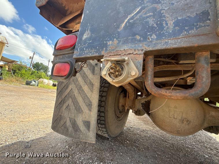 image for item ET6487 1981 International Harvester 1854 flatbed truck