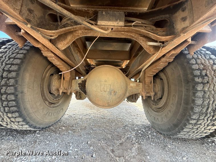 image for item ET6487 1981 International Harvester 1854 flatbed truck