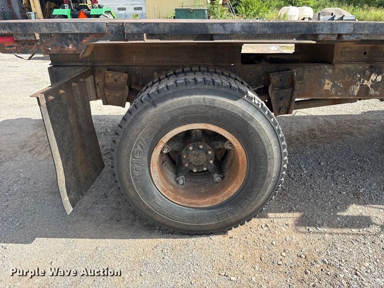 image for item ET6487 1981 International Harvester 1854 flatbed truck