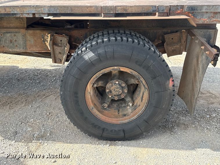 image for item ET6487 1981 International Harvester 1854 flatbed truck