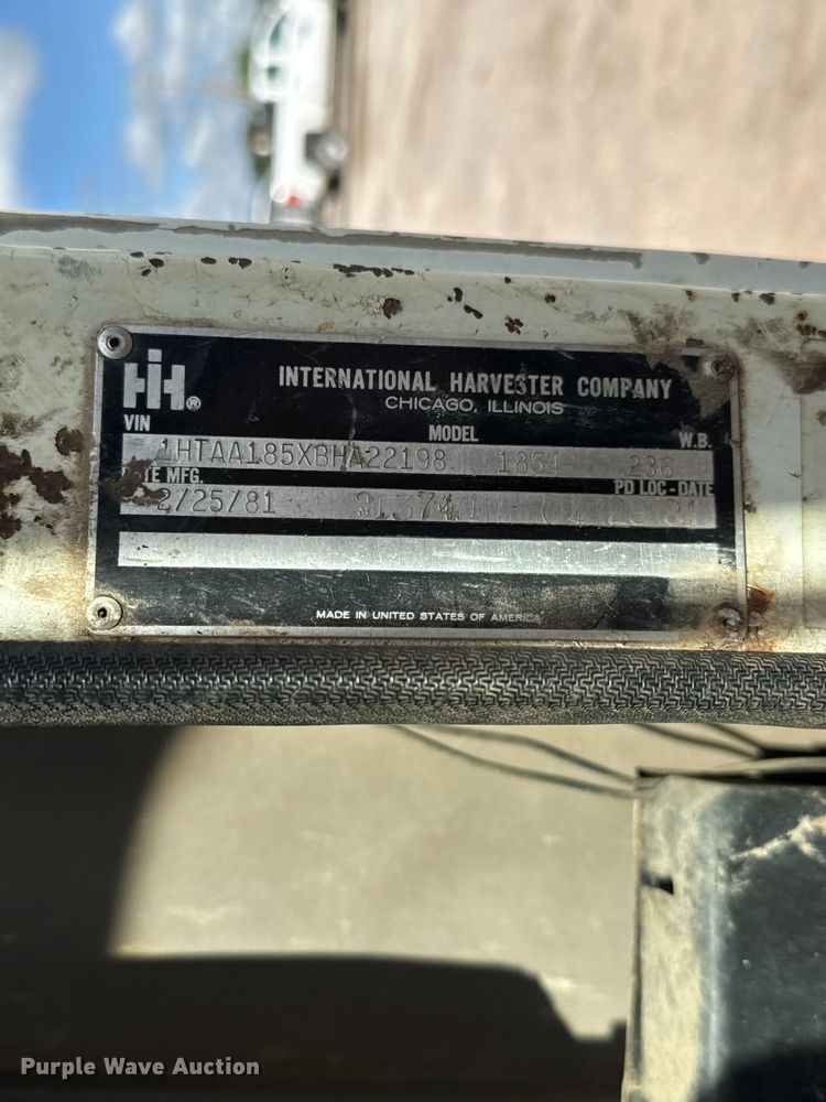 image for item ET6487 1981 International Harvester 1854 flatbed truck