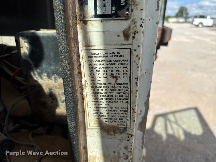 image for item ET6487 1981 International Harvester 1854 flatbed truck