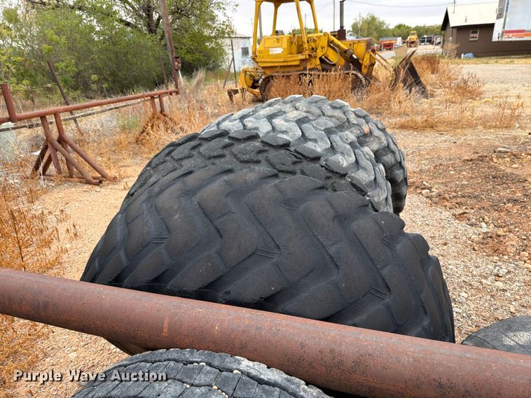 image for item EU5910 (4) motor grader tires and wheels