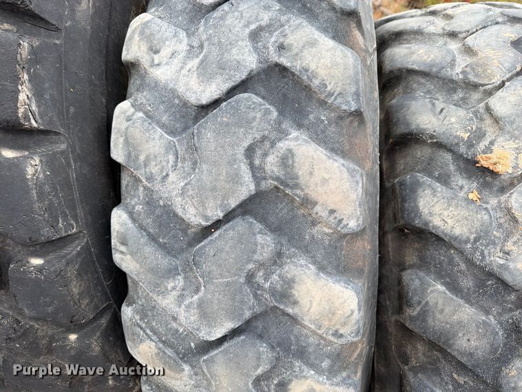 image for item EU5910 (4) motor grader tires and wheels