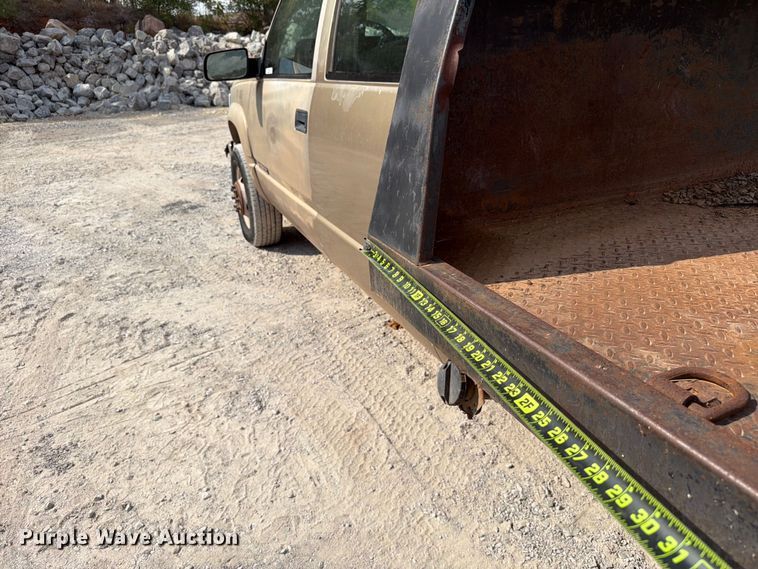 image for item EW8946 1994 Chevrolet C3500 Crew Cab flatbed pickup truck