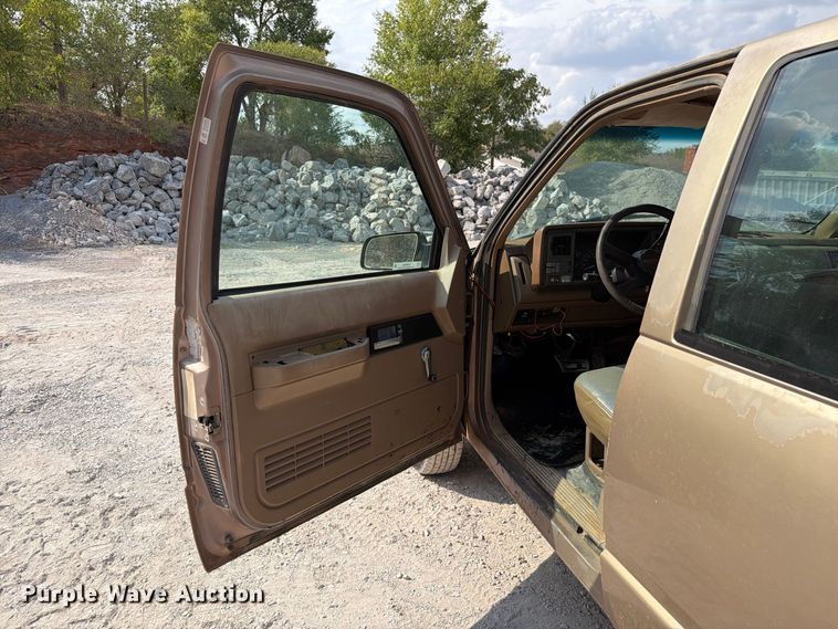 image for item EW8946 1994 Chevrolet C3500 Crew Cab flatbed pickup truck