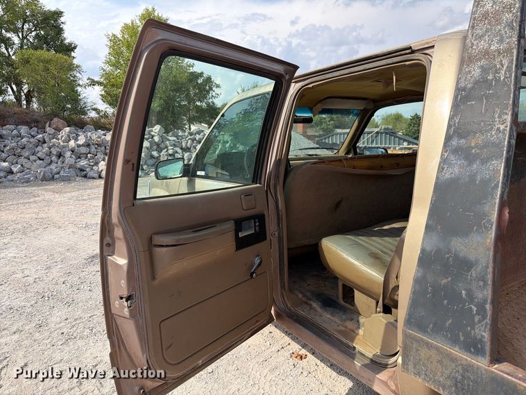 image for item EW8946 1994 Chevrolet C3500 Crew Cab flatbed pickup truck