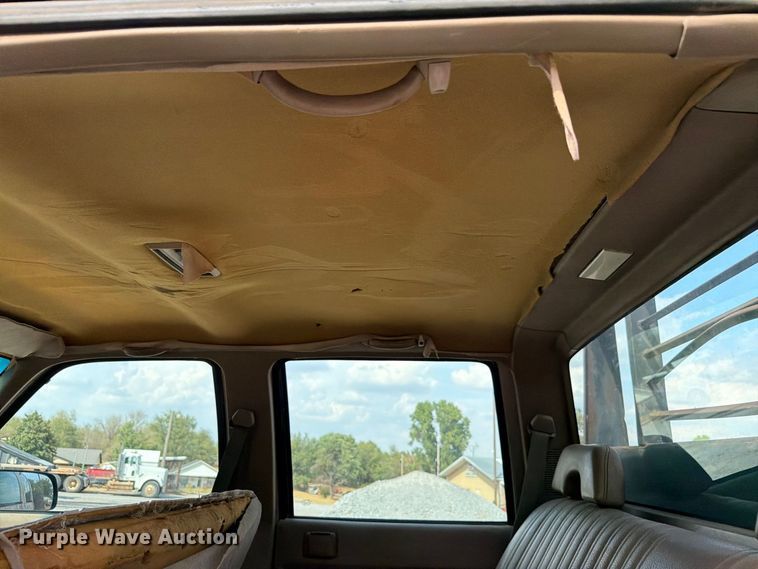 image for item EW8946 1994 Chevrolet C3500 Crew Cab flatbed pickup truck