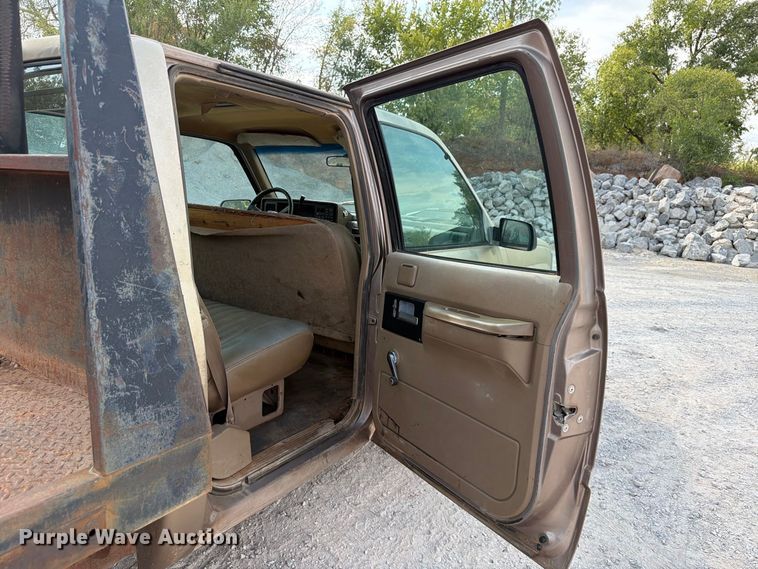 image for item EW8946 1994 Chevrolet C3500 Crew Cab flatbed pickup truck