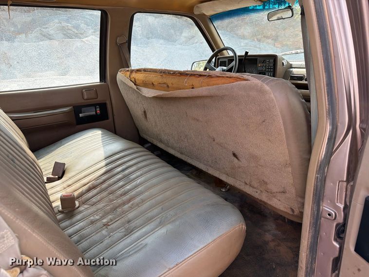 image for item EW8946 1994 Chevrolet C3500 Crew Cab flatbed pickup truck