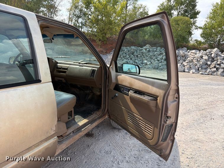 image for item EW8946 1994 Chevrolet C3500 Crew Cab flatbed pickup truck