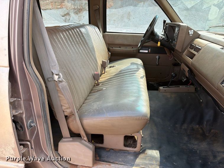image for item EW8946 1994 Chevrolet C3500 Crew Cab flatbed pickup truck