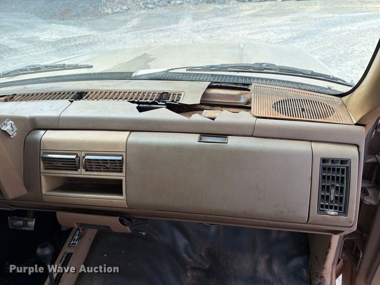 image for item EW8946 1994 Chevrolet C3500 Crew Cab flatbed pickup truck