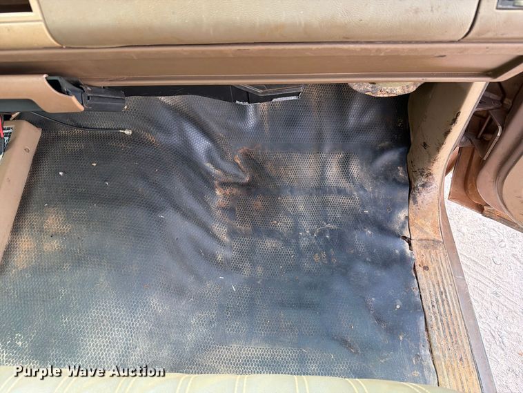 image for item EW8946 1994 Chevrolet C3500 Crew Cab flatbed pickup truck