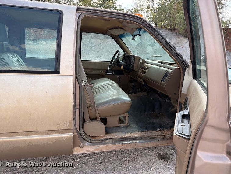 image for item EW8946 1994 Chevrolet C3500 Crew Cab flatbed pickup truck