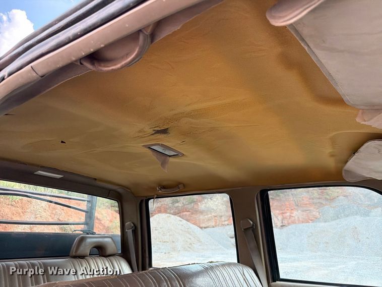 image for item EW8946 1994 Chevrolet C3500 Crew Cab flatbed pickup truck
