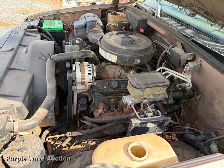 image for item EW8946 1994 Chevrolet C3500 Crew Cab flatbed pickup truck
