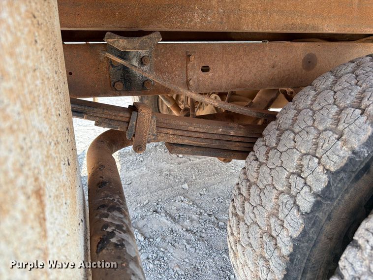 image for item EW8946 1994 Chevrolet C3500 Crew Cab flatbed pickup truck