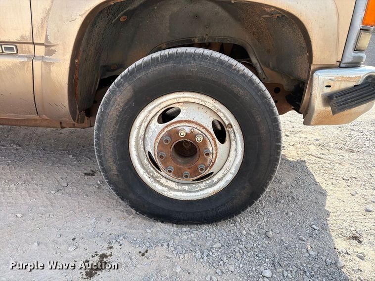 image for item EW8946 1994 Chevrolet C3500 Crew Cab flatbed pickup truck