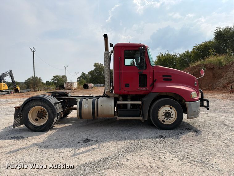 image for item EW8955 2014 Mack CXU612 semi truck