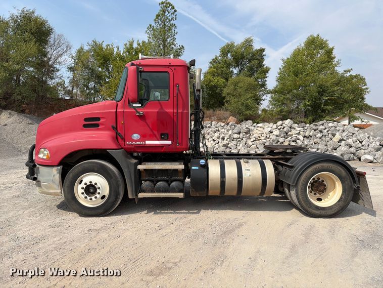 image for item EW8955 2014 Mack CXU612 semi truck
