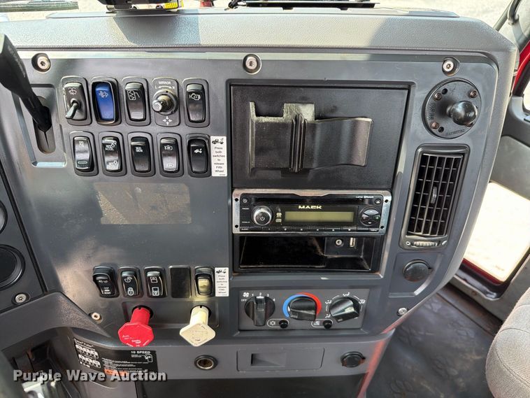 image for item EW8955 2014 Mack CXU612 semi truck