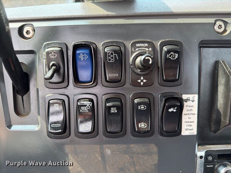 image for item EW8955 2014 Mack CXU612 semi truck