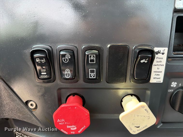 image for item EW8955 2014 Mack CXU612 semi truck