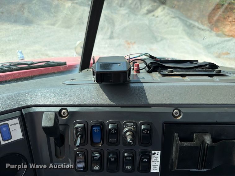 image for item EW8955 2014 Mack CXU612 semi truck