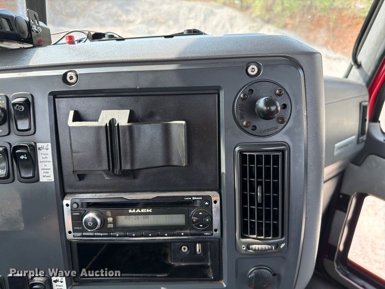 image for item EW8955 2014 Mack CXU612 semi truck