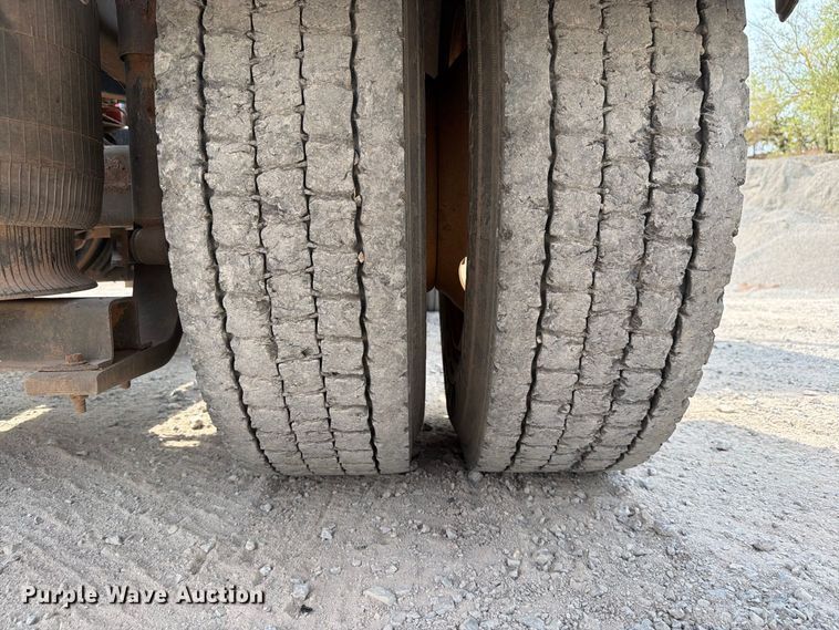 image for item EW8955 2014 Mack CXU612 semi truck