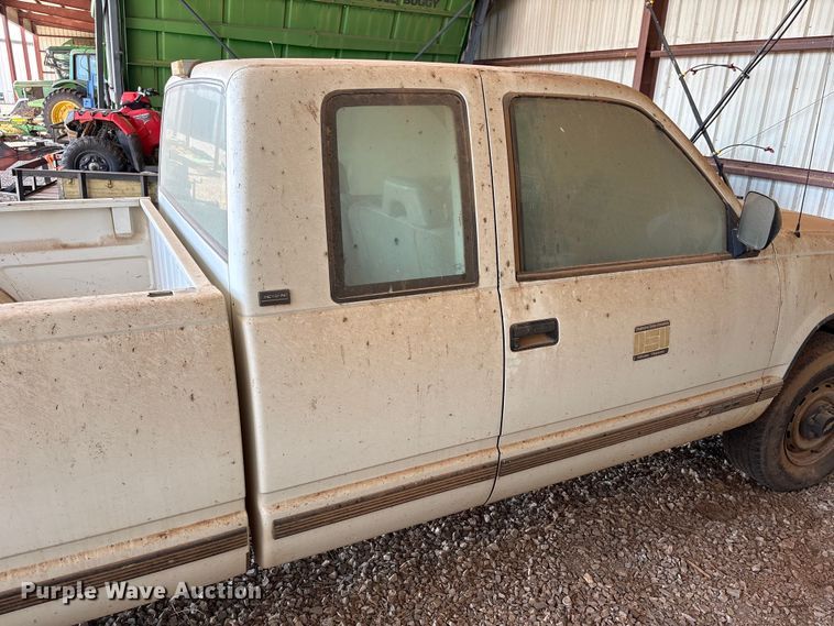 image for item EX0046 1993 Chevrolet GMT-400 Ext. Cab pickup truck