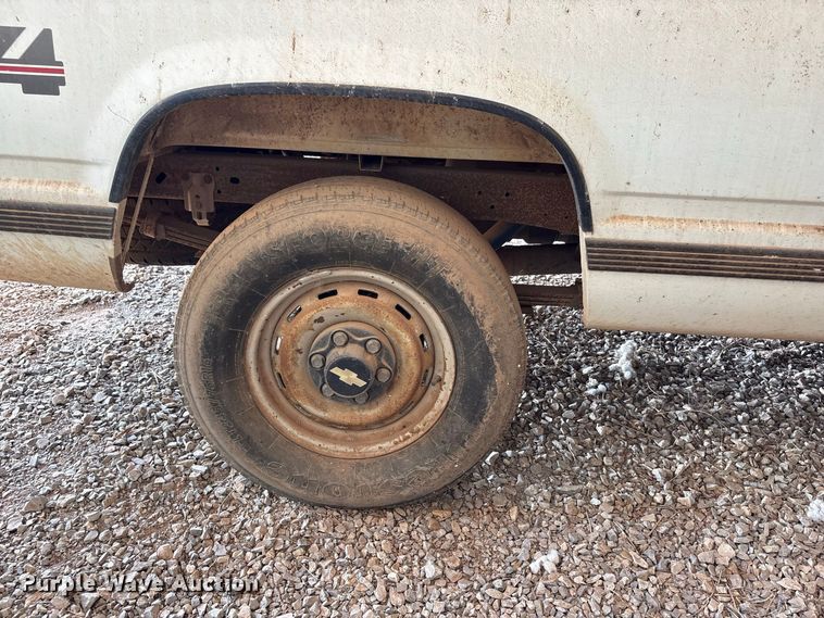 image for item EX0046 1993 Chevrolet GMT-400 Ext. Cab pickup truck