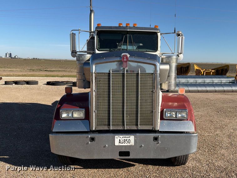image for item FB8985 2007 Kenworth W900 semi truck