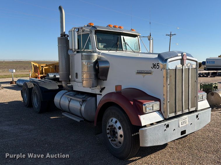 image for item FB8985 2007 Kenworth W900 semi truck