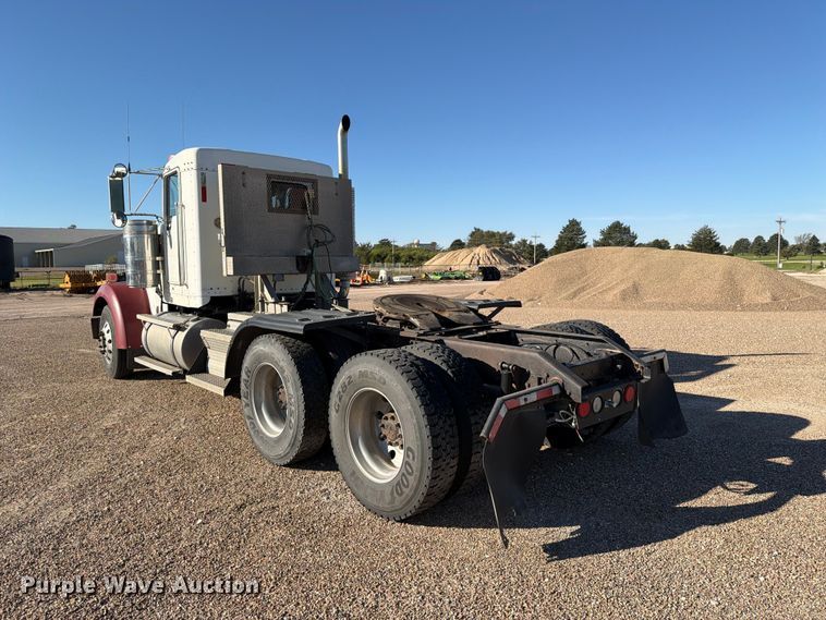 image for item FB8985 2007 Kenworth W900 semi truck