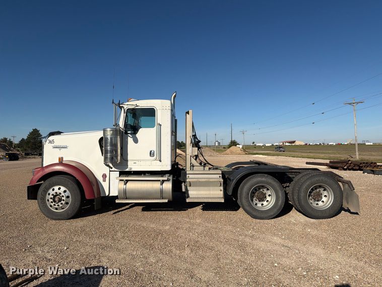 image for item FB8985 2007 Kenworth W900 semi truck