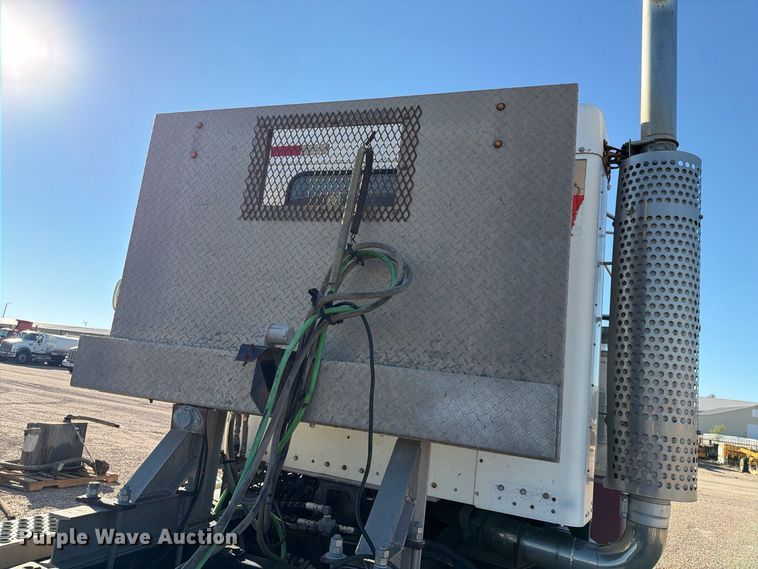 image for item FB8985 2007 Kenworth W900 semi truck
