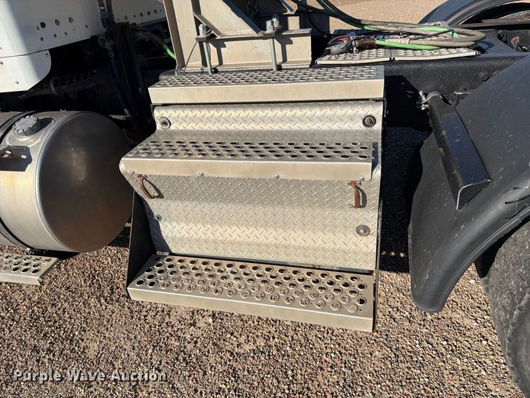 image for item FB8985 2007 Kenworth W900 semi truck