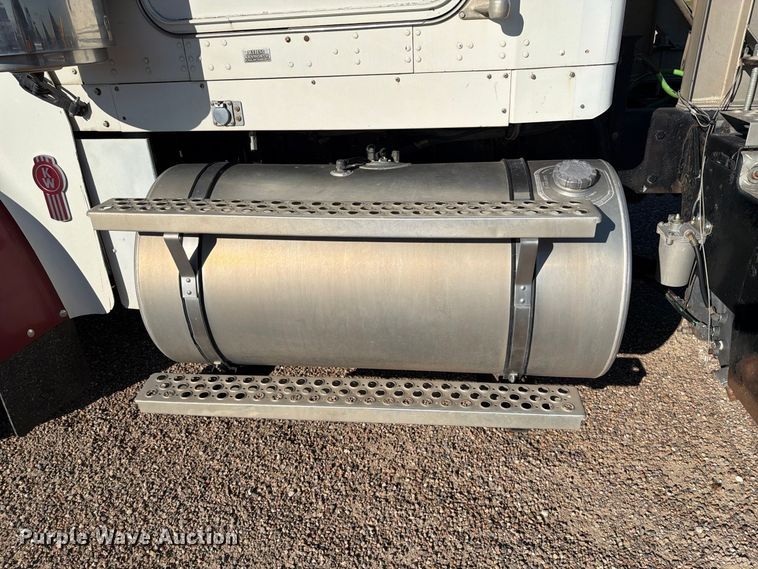 image for item FB8985 2007 Kenworth W900 semi truck