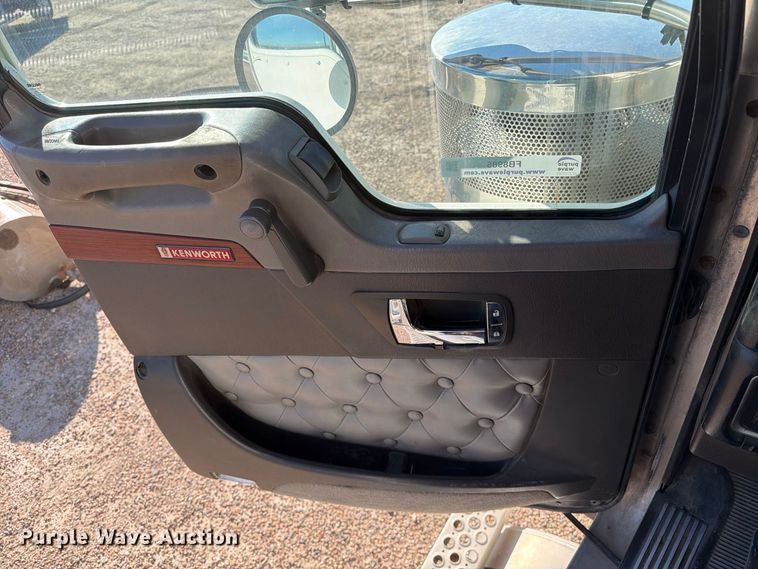 image for item FB8985 2007 Kenworth W900 semi truck