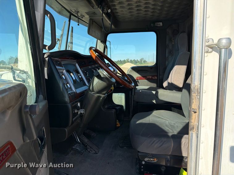 image for item FB8985 2007 Kenworth W900 semi truck